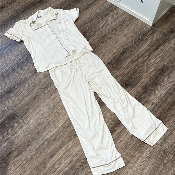 Nicole Miller Cream Pajama Set size Large - Picture 1 of 4